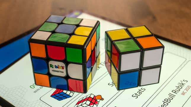 Imagen para el artículo titulado Este cubo de Rubik inteligente por fin me está enseñando a resolverlo tras 40 años de intentos