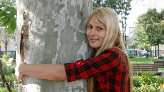 Imagen para el artículo titulado Islandia recomienda abrazar un árbol cinco minutos al día para aliviar el aislamiento