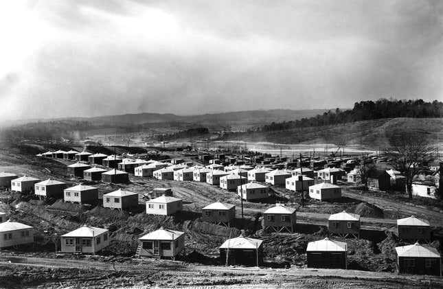 Las viviendas temporales en los valles vacíos de Oak Ridge en 1945