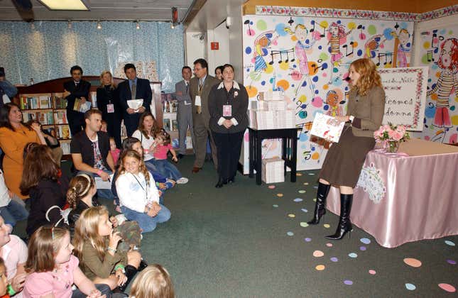 Image for article titled Let&#39;s Recall Some Celebrity Book Signings