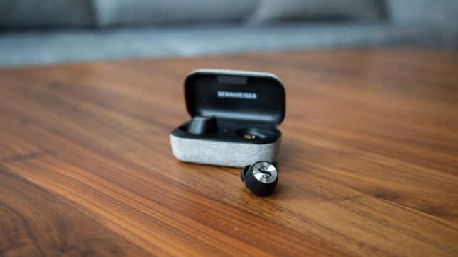 El estuche de carga que viene incluido está cubierto con una suave tela y proporciona 12 horas de duración a la batería. Foto: Adam Clark Estes (Gizmodo)