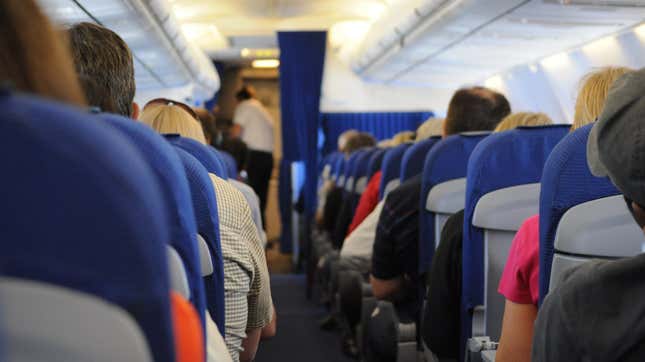Imagen para el artículo titulado Orinar el asiento de un avión puede costarte hasta 250.000 dólares en Estados Unidos