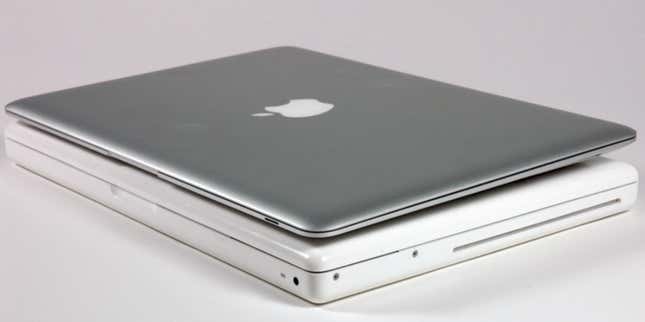 El primer MacBook Air hacía que el MacBook de la época se viera extremadamente grueso. (Imagen: iFixit)
