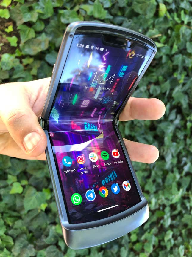 Imagen para el artículo titulado El Moto Razr 5G es un gran teléfono plegable... si te gustan los teléfonos plegables
