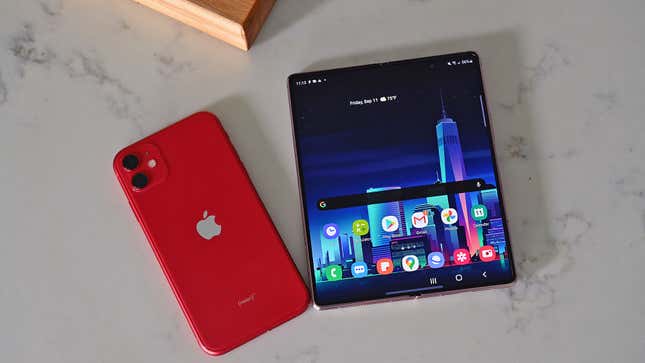 Imagen para el artículo titulado Apple prueba ya el iPhone plegable que lanzará en 2022, según la prensa china
