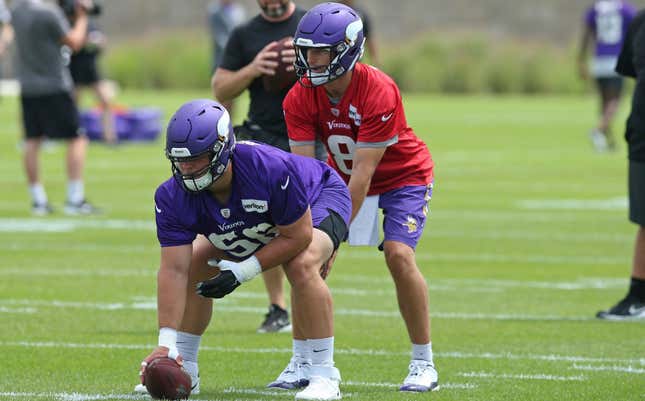 Image for article titled Kirk Cousins Had Lots To Say About His Young Center&#39;s Sweaty Butt