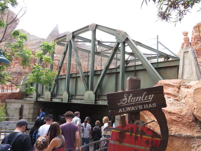 Cola en la atracción Radiator Springs Racers de Disney