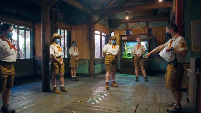 Los miembros del elenco de Disney reciben instrucciones para atracciones que necesitan distancia social el el nuevo video lanzado por Disney Parks en YouTube