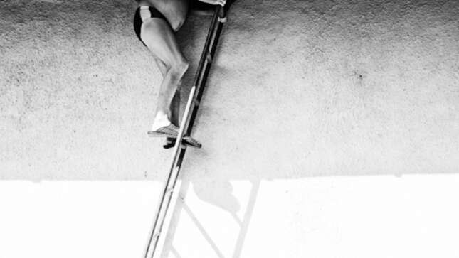 Imagen para el artículo titulado Un hombre se atasca la cabeza en la escalera durante cinco días mientras intentaba decorar el baño