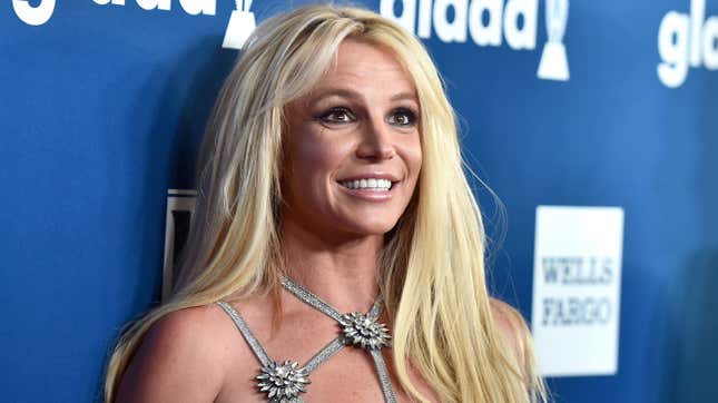 Image for article titled Britney Spears Claims the Paparazzi Digitally Alter Images of Her