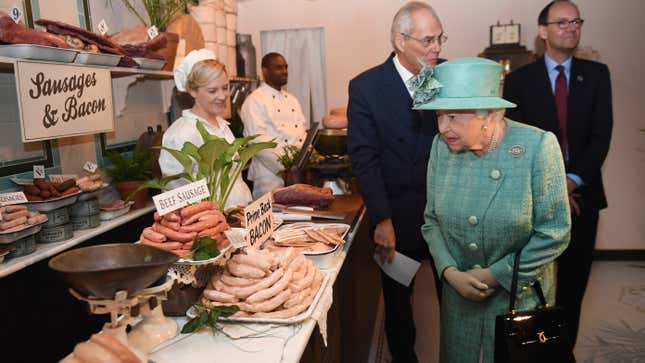 Image for article titled Queen Elizabeth II Went to an Experiential Pop-Up Grocery Store