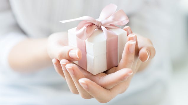 Avoid Those 'Secret Sister' Gift Exchanges on Facebook