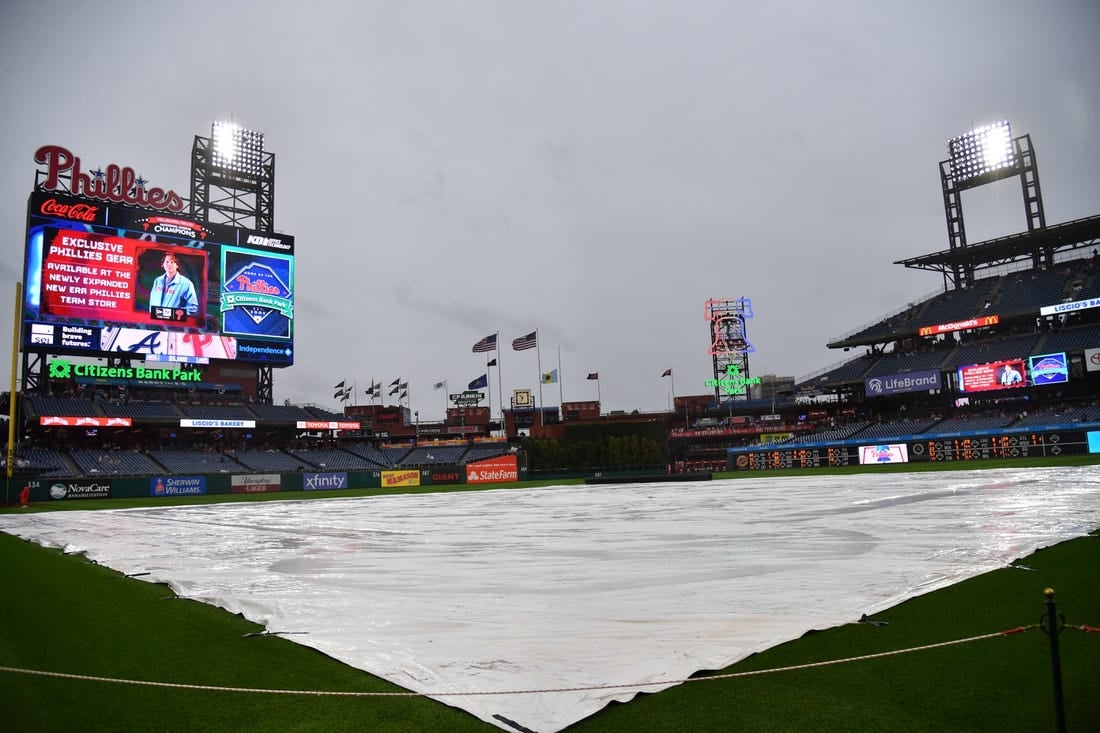 21 يونيو 2023 ؛  فيلادلفيا ، بنسلفانيا ، الولايات المتحدة الأمريكية ؛  يغطي قماش القنب أرض الملعب أثناء تأخير هطول الأمطار قبل بدء لعبة فيلادلفيا فيليز وأتلانتا بريفز في سيتيزنز بانك بارك.