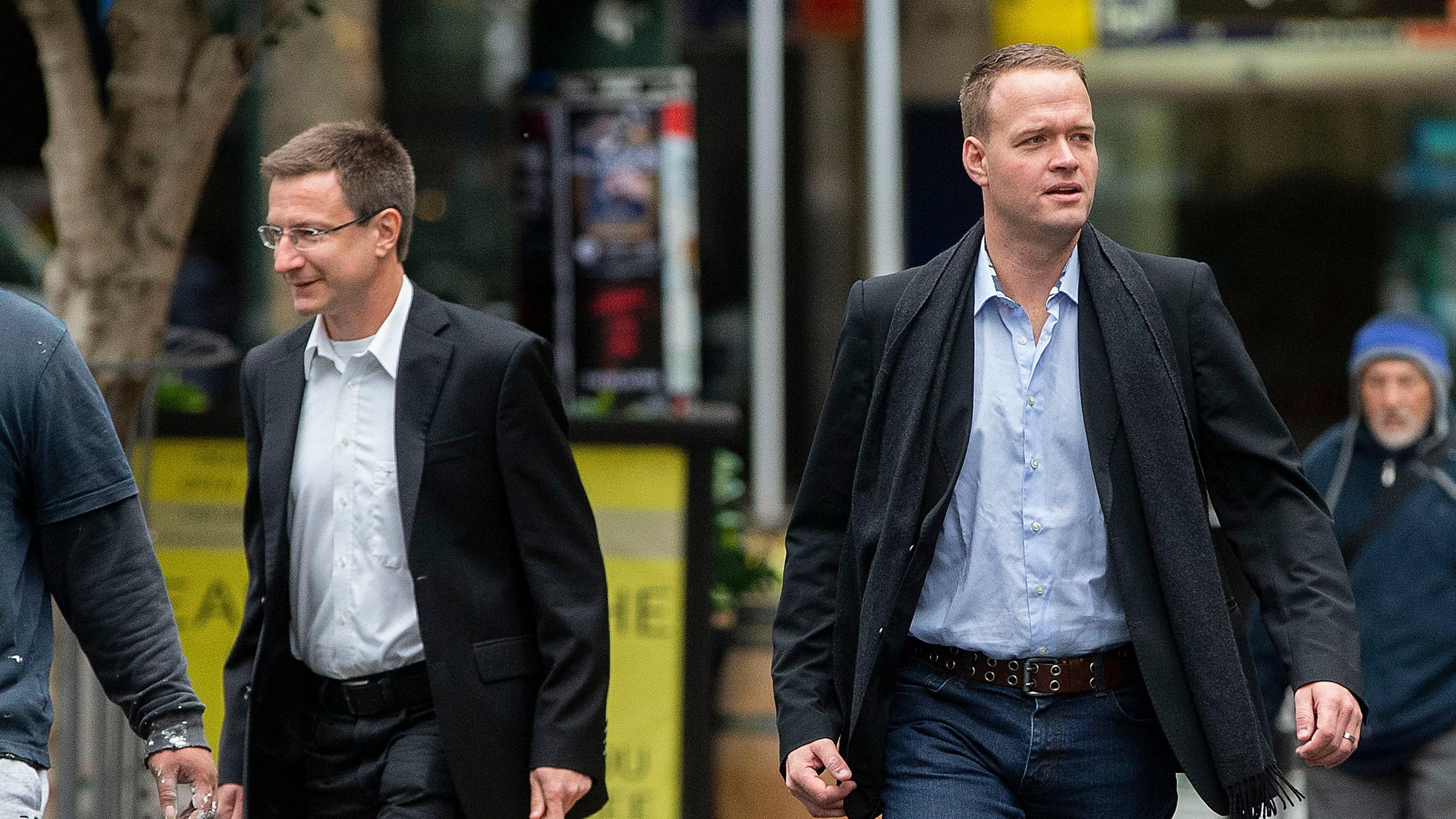   موظفو Megaupload السابقون ، ماتياس أورتمان (يسار) وبرام فان دير كولك ، يصلون إلى المحكمة العليا في 12 يونيو 2019 في ويلينجتون ، نيوزيلندا.