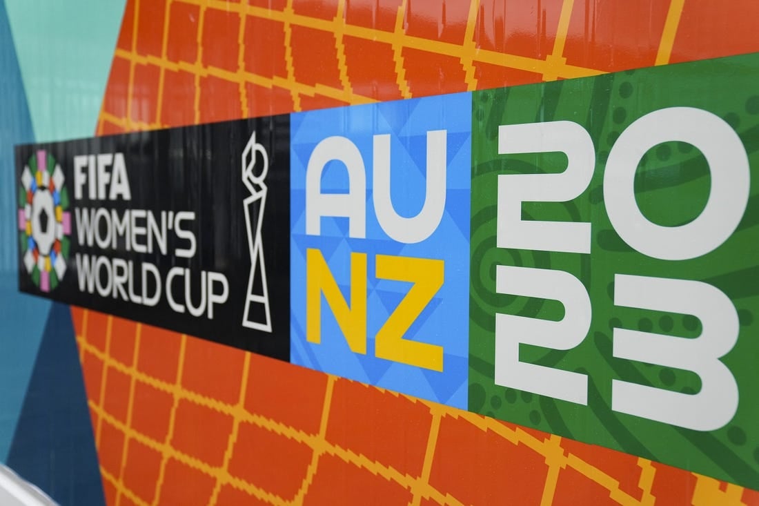 21 يوليو 2023 ؛  أوكلاند ، NZL ؛  يظهر شعار كأس العالم للسيدات 2023 FIFA خارج مهرجان للمشجعين.
