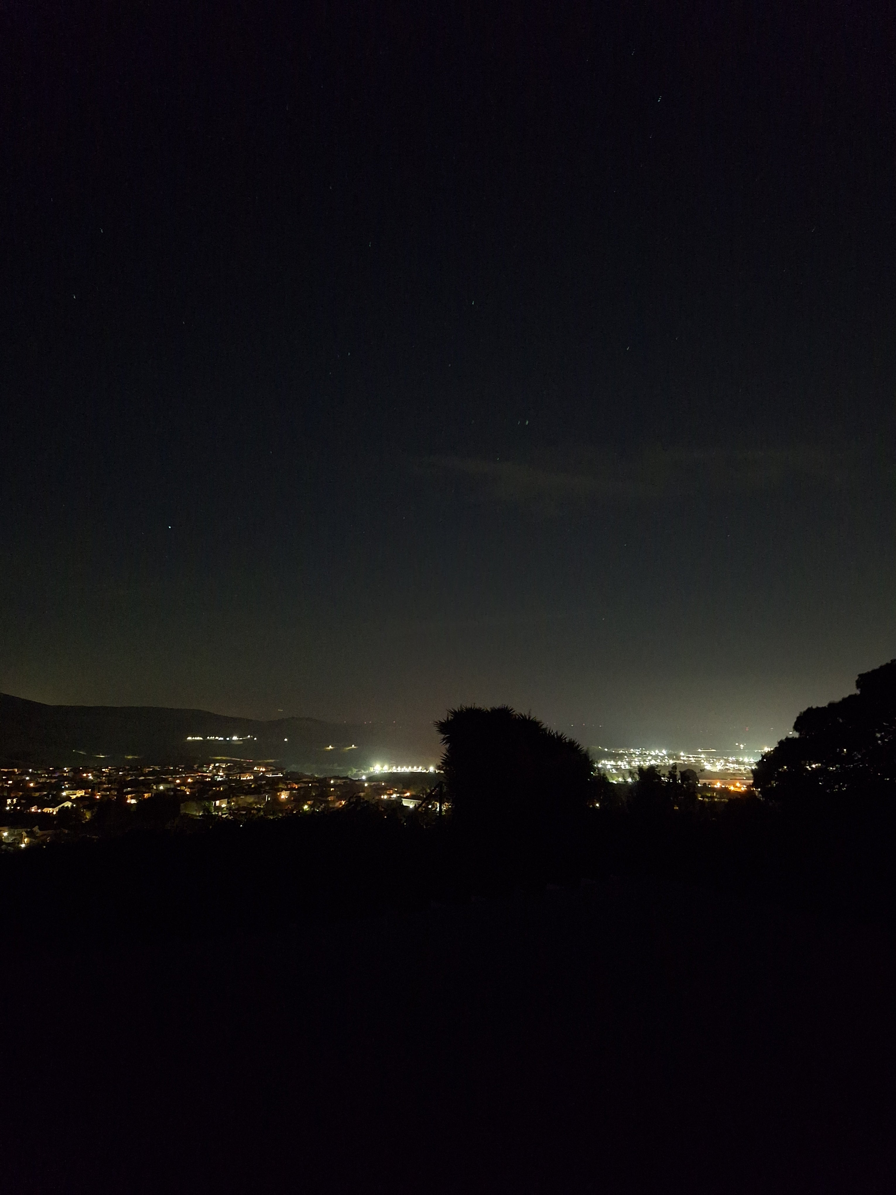 لقطة منظر ليلي لهاتف Galaxy A54.
