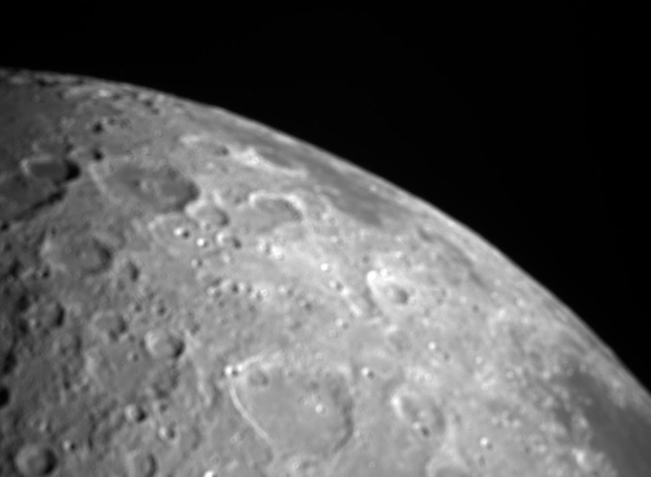 صورة للقمر تم التقاطها بواسطة CAPSTONE أثناء اقترابها من القطب الشمالي.