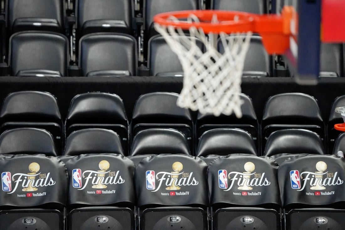 31 مايو 2023 ؛  دنفر ، كولورادو ، الولايات المتحدة الأمريكية ؛  نظرة عامة على مقاعد الفريق بشعار 2023 NBA Finals خلال جلسة تدريب في يوم إعلامي قبل نهائيات 2023 NBA في Ball Arena.