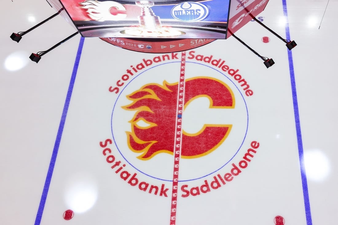 18 مايو 2022 ؛  كالجاري ، ألبرتا ، كندا ؛  منظر عام لشعار Calgary Flames على الجليد قبل المباراة بين فريق Calgary Flames و Edmonton Oilers في المباراة الأولى من الجولة الثانية من تصفيات كأس ستانلي 2022 في Scotiabank Saddledome.