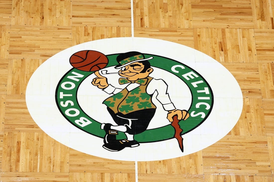 3 أبريل 2022 ؛  بوسطن ، ماساتشوستس ، الولايات المتحدة الأمريكية ؛  يُرى شعار Boston Celtics على أرضية الباركيه في الملعب المركزي قبل المباراة بين Boston Celtics و Washington Wizards في TD Garden.