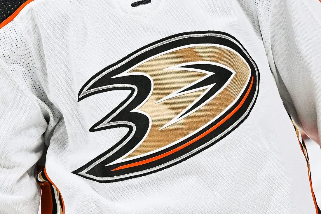 15 ديسمبر 2022 ؛  مونتريال ، كيبيك ، كندا ؛  منظر لشعار Anaheim Ducks على قميص يرتديه أحد أعضاء الفريق خلال الفترة الثانية في Bell Center.