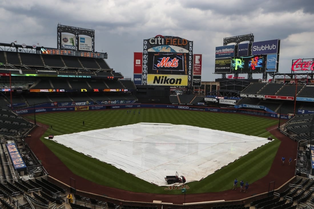 8 يوليو 2021 ؛  مدينة نيويورك ، نيويورك ، الولايات المتحدة الأمريكية ؛  يغطي قماش القنب الملعب قبل المباراة بين بيتسبرغ بايرتس ونيويورك ميتس التي تم تأجيلها في سيتي فيلد.