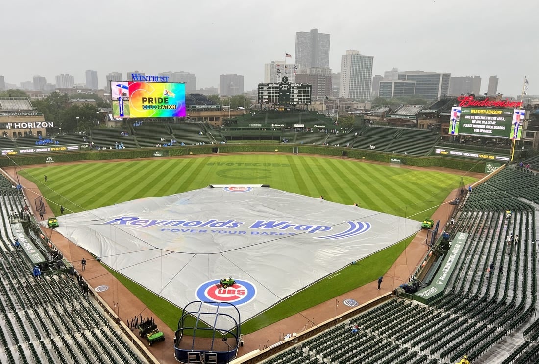 13 يونيو 2023 ؛  شيكاغو ، إلينوي ، الولايات المتحدة الأمريكية ؛  قماش القنب يجلس في الميدان.  تأخرت المباراة بين Chicago Cubs و Pittsburgh Pirates بسبب الأمطار في Wrigley Field.