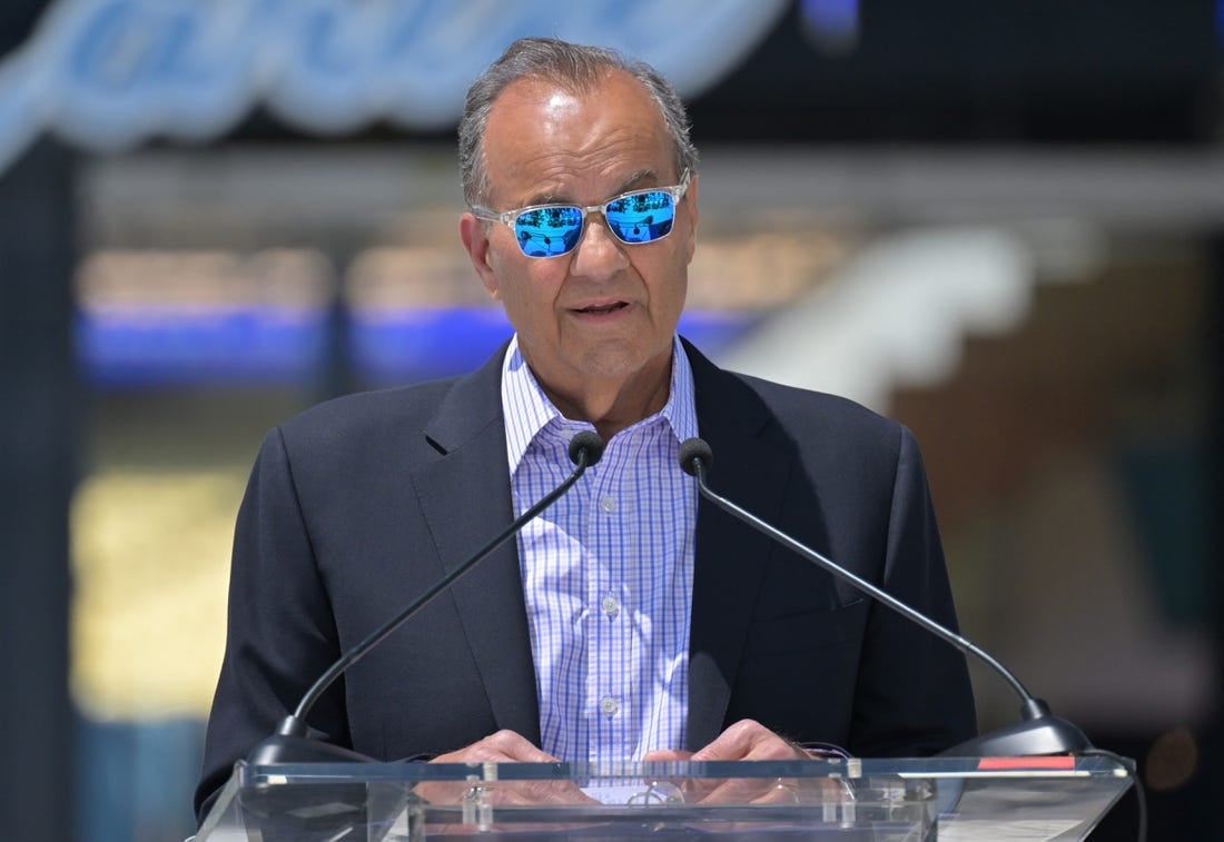 18 يونيو 2022 ؛  لوس أنجلوس ، كاليفورنيا ، الولايات المتحدة الأمريكية ؛  جو توري ، المساعد الخاص للمفوض ، MLB ، يتحدث خلال حفل إزاحة الستار عن تمثال تذكاري جديد لكوفاكس في سنترفيلد بلازا في ملعب دودجر.