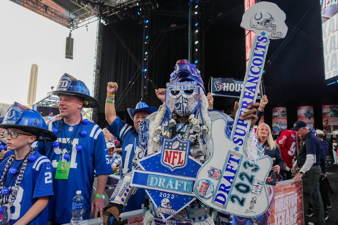 27 أبريل 2023 ؛  كانساس سيتي ، ميزوري ، الولايات المتحدة الأمريكية ؛  أحد مشجعي Indianapolis Colts يقفون لالتقاط صورة قبل الجولة الأولى من 2023 NFL Draft في Union Station.