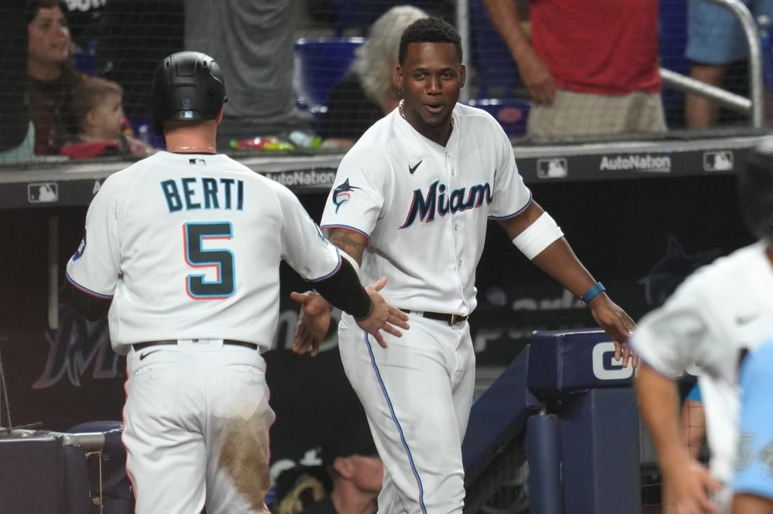 3 يوليو 2023 ؛  ميامي ، فلوريدا ، الولايات المتحدة الأمريكية ؛  تم تهنئة Miami Marlins Shortstop Jon Berti (5) من قبل الضارب المعين Jorge Soler (12) بعد تسجيله شوطًا في الشوط السابع ضد St.