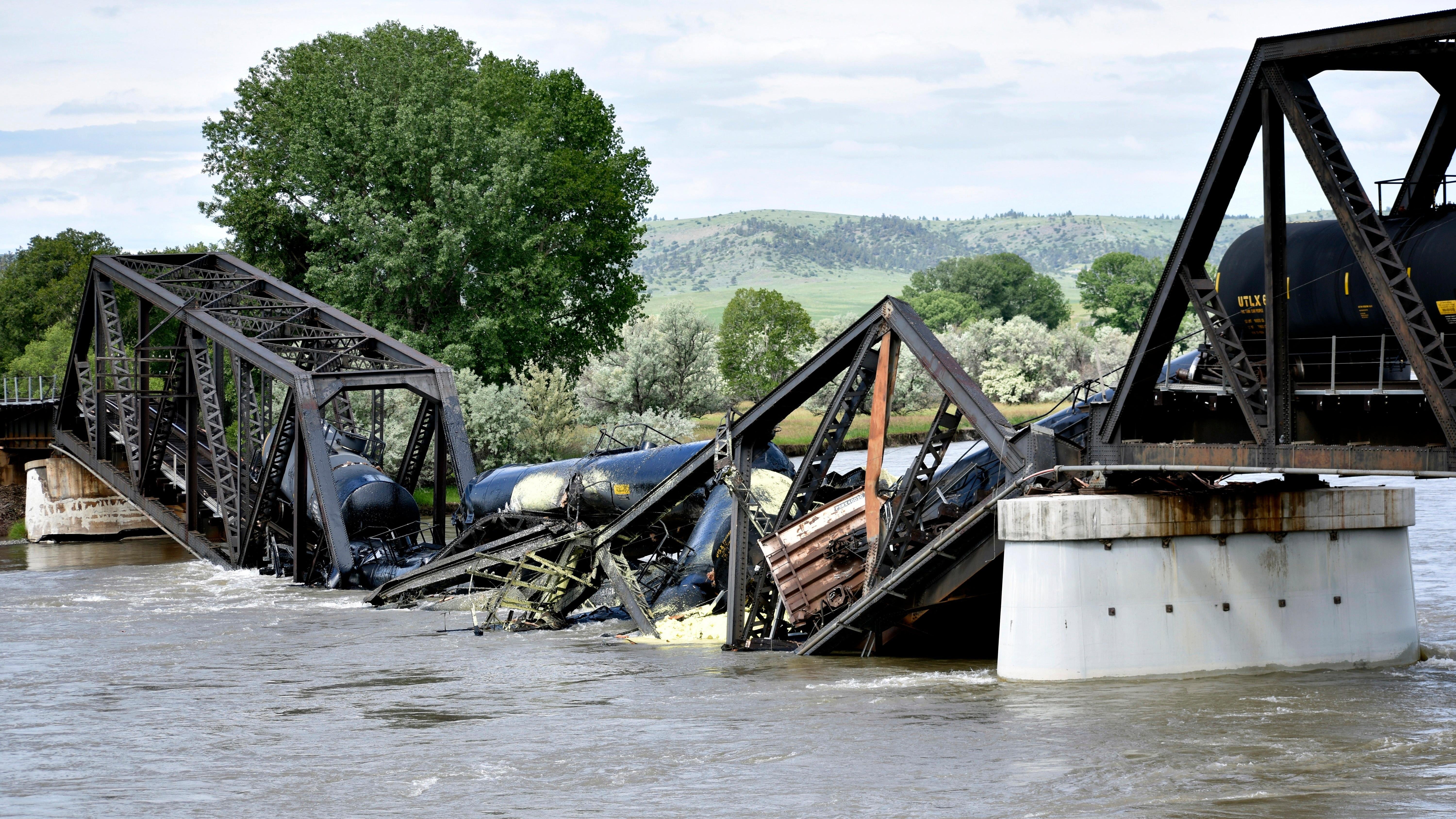 غرقت عدة عربات قطار في نهر يلوستون بعد انهيار جسر بالقرب من كولومبوس ، مونتانا ، يوم السبت 24 يونيو 2023.