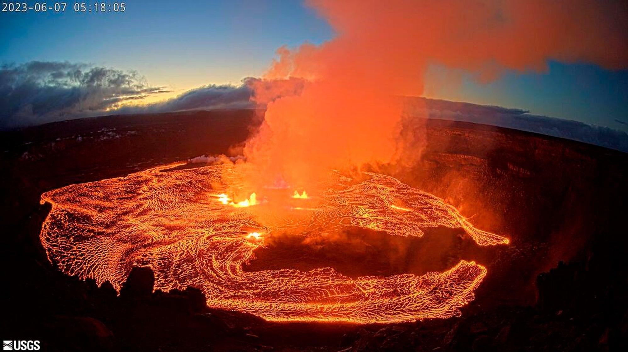 صورة بكاميرا الويب مقدمة من هيئة المسح الجيولوجي الأمريكية لثوران بركان كيلويا في 7 يونيو 2023.