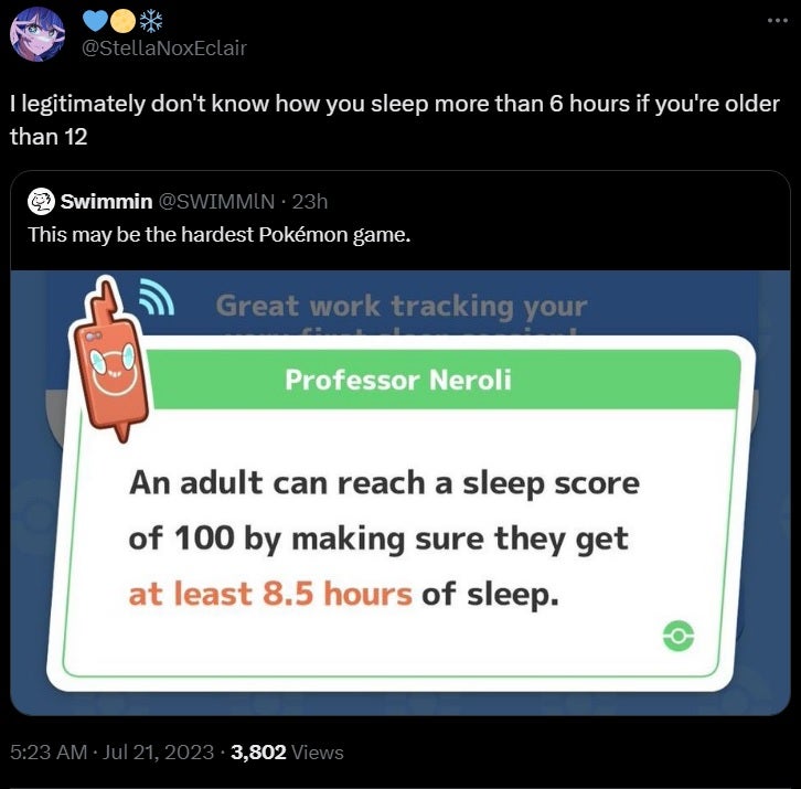 Czyta tweeta "Naprawdę nie wiem, jak możesz spać dłużej niż 6 godzin, jeśli masz więcej niż 12 lat."