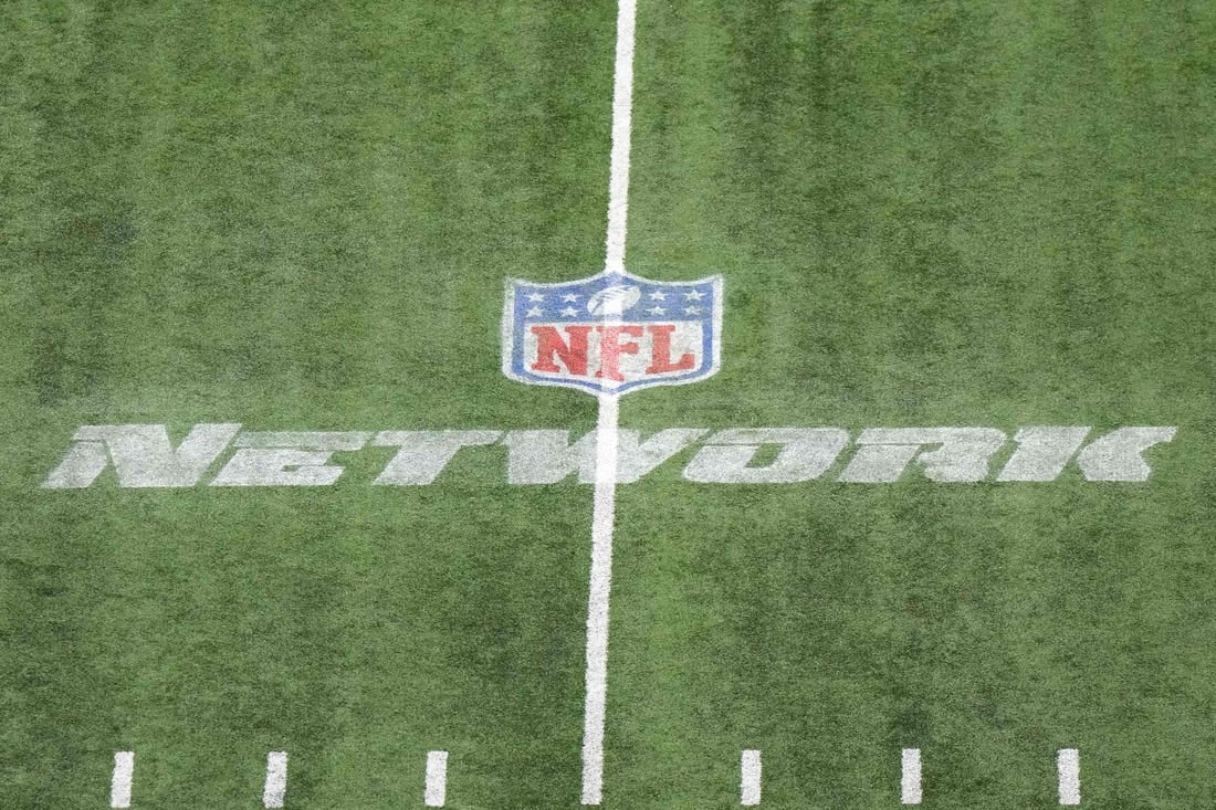 4 مارس 2023 ؛ إنديانابوليس ، إنديانا ، الولايات المتحدة الأمريكية ؛ شعار شبكة NFL على الملعب في استاد لوكاس أويل.