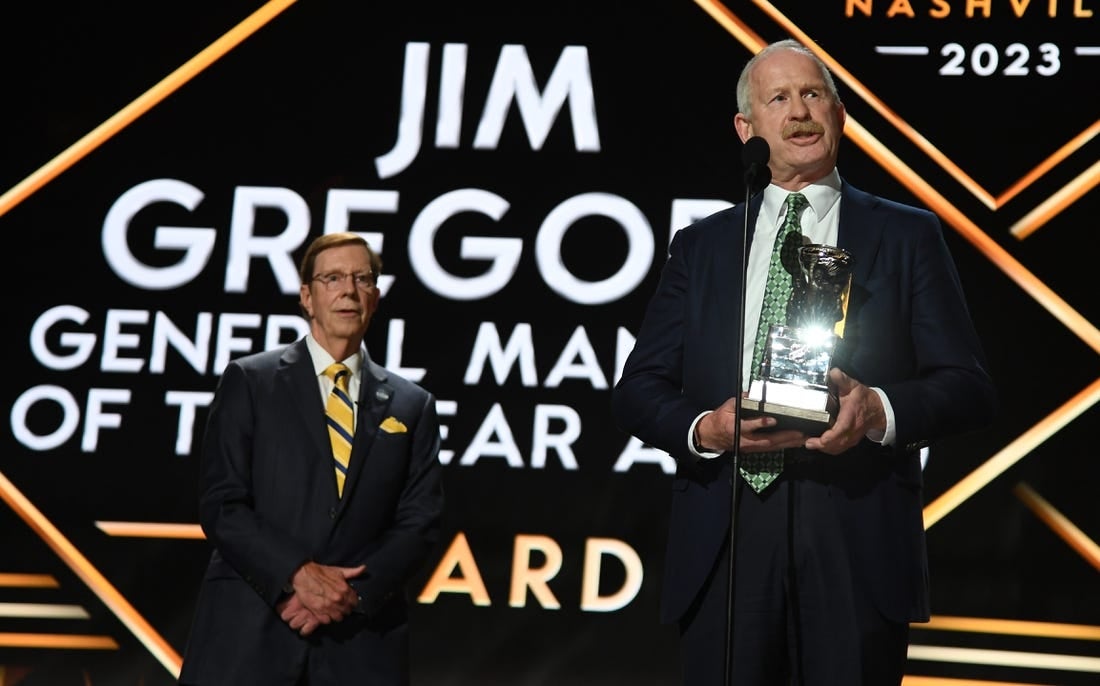 28 يونيو 2023 ؛  ناشفيل ، تينيسي ، الولايات المتحدة الأمريكية ؛  حصل المدير العام لدالاس ستارز جيم نيل على جائزة جيم جريجوري للمدير العام للعام من قبل المدير العام لناشفيل بريداتورز ديفيد بويل خلال الجولة الأولى من مشروع NHL 2023 في بريدجستون أرينا.