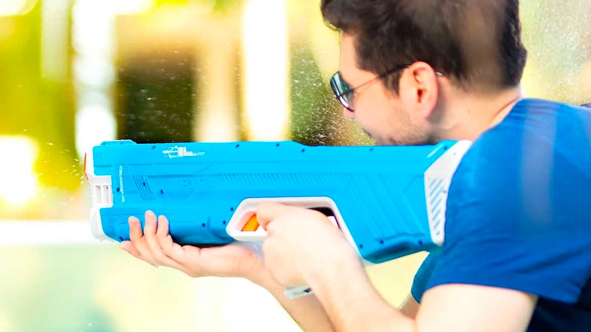 مستخدم يحمل مكبر الماء الأزرق Spyra Three ويطلقه.