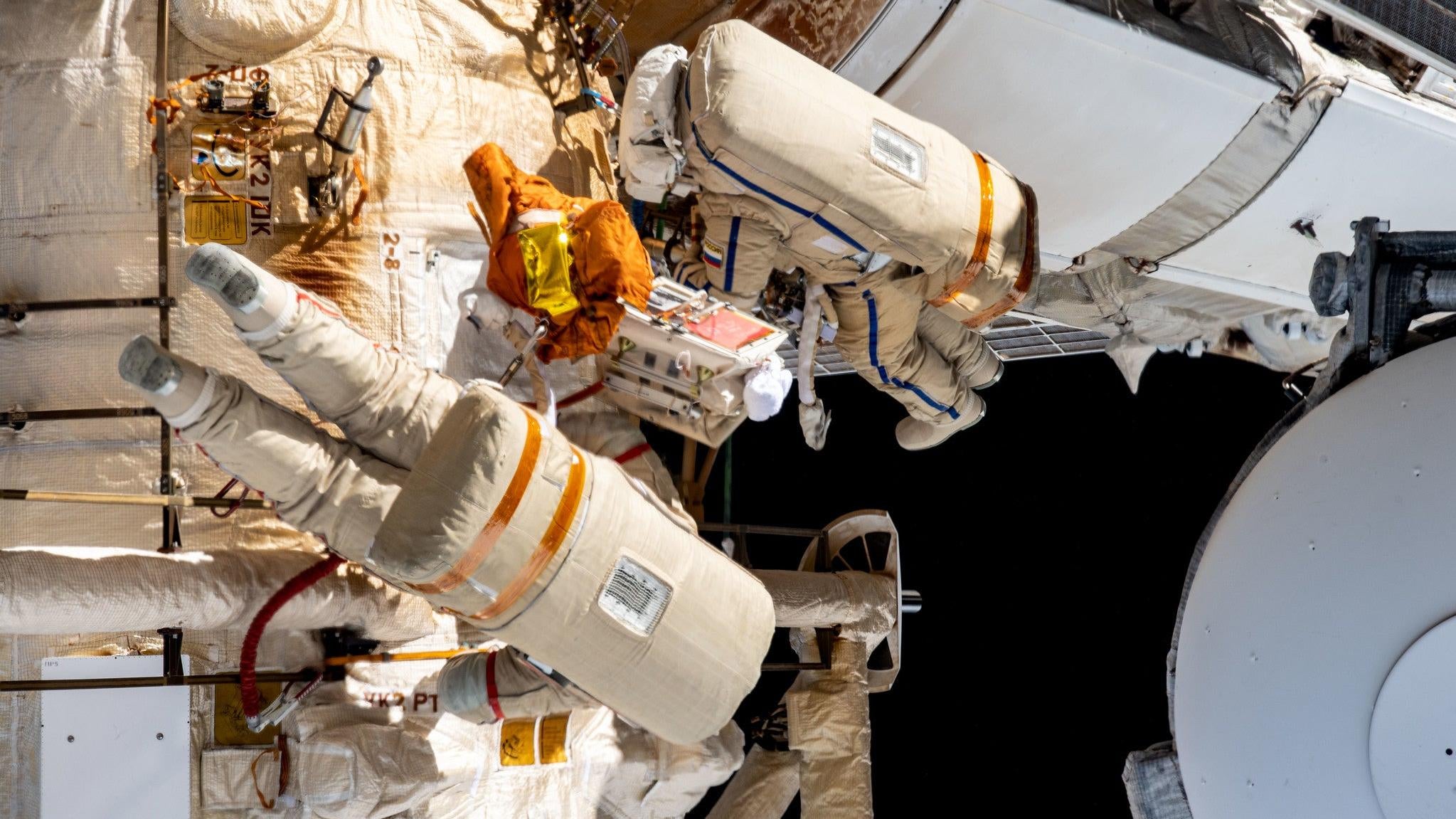 رواد الفضاء سيرجي بروكوبييف وديمتري بيتلين أثناء سير في الفضاء في 3 مايو 2023.
