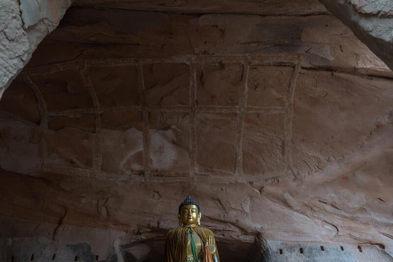 تآكل جسم منحدر الحجر الرملي الأحمر ، والذي بدأ يتساقط بسبب الرطوبة في الكهف رقم 3 في المعبد الشمالي لمجموعة معبد ماتي.