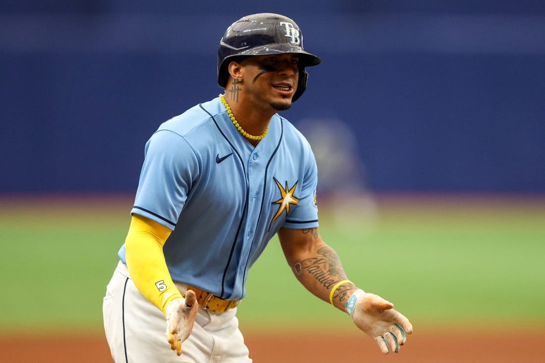 11 يونيو 2023 ؛ سانت بطرسبرغ ، فلوريدا ، الولايات المتحدة الأمريكية ؛ يحتفل Tampa Bay Rays shortstop Wander Franco (5) بعد أن حقق ثلاثة شوط على أرضه ضد تكساس رينجرز في الشوط الرابع في تروبيكانا فيلد.