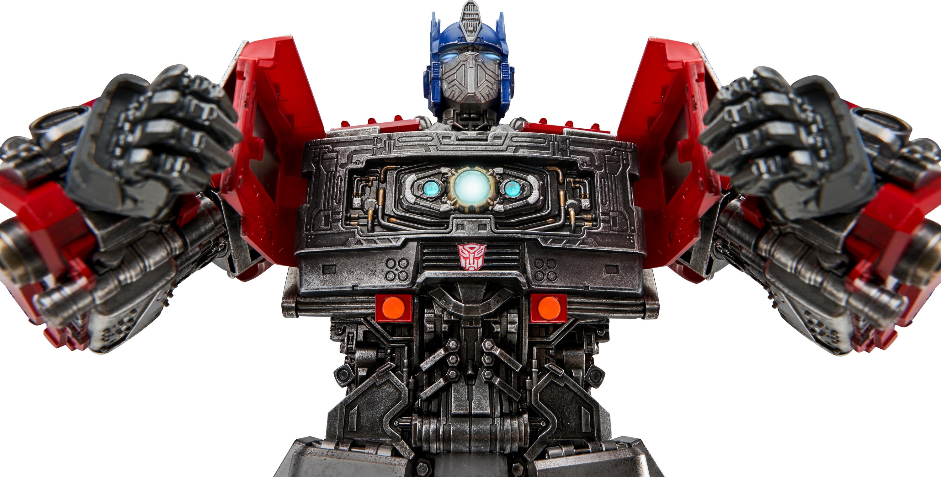 تم الكشف عن لقطة مقربة منخفضة الزاوية لمحول Robosen الجديد: لعبة روبوت Rise of the Beasts Optimus Prime مع مصفوفة القيادة داخل صدرها.