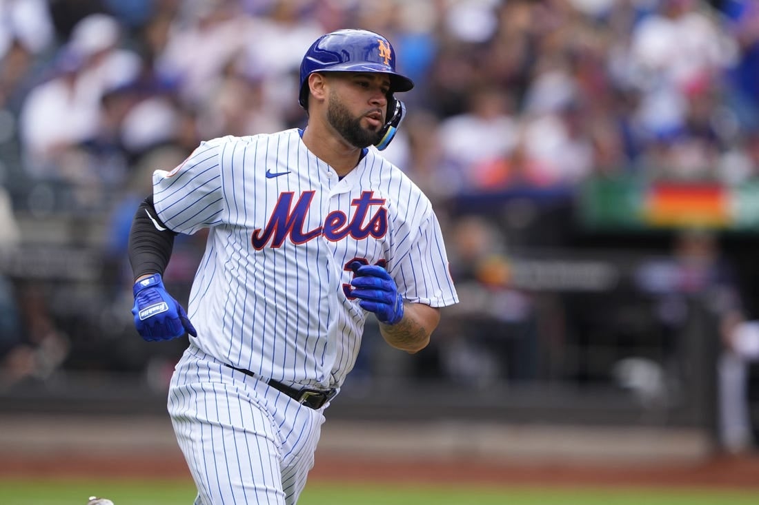 21 مايو 2023 ؛  مدينة نيويورك ، نيويورك ، الولايات المتحدة الأمريكية ؛  New York Mets catcher Gary Sanchez (33) يركض بعد ضرب واحد ضد Cleveland Guardians خلال الشوط الرابع