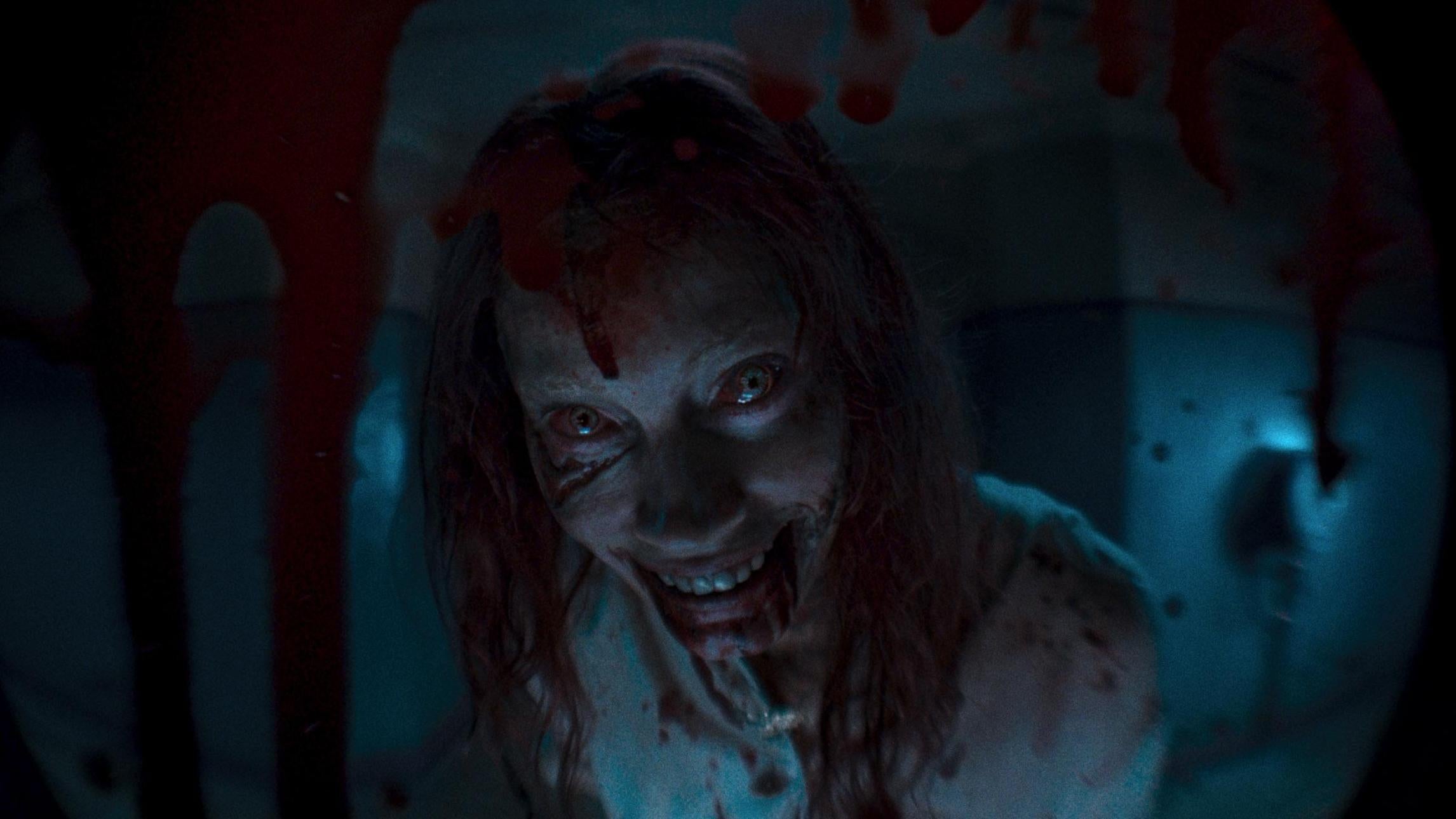 أليسا ساذرلاند بدور إيلي في فيلم Evil Dead Rise.