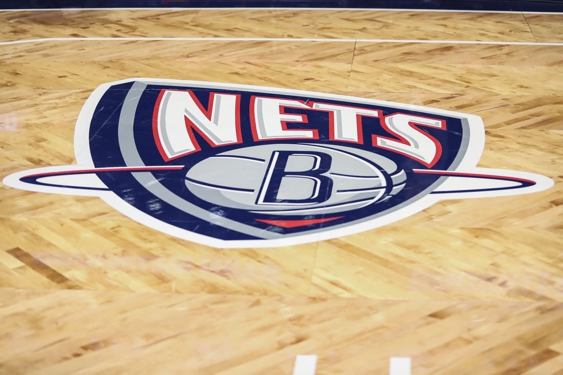 17 نوفمبر 2021 ؛  بروكلين ، نيويورك ، الولايات المتحدة الأمريكية ؛  شعار Nets القديم على الملعب قبل المباراة بين Cleveland Cavilers و Brooklyn Nets في Barclays Center.