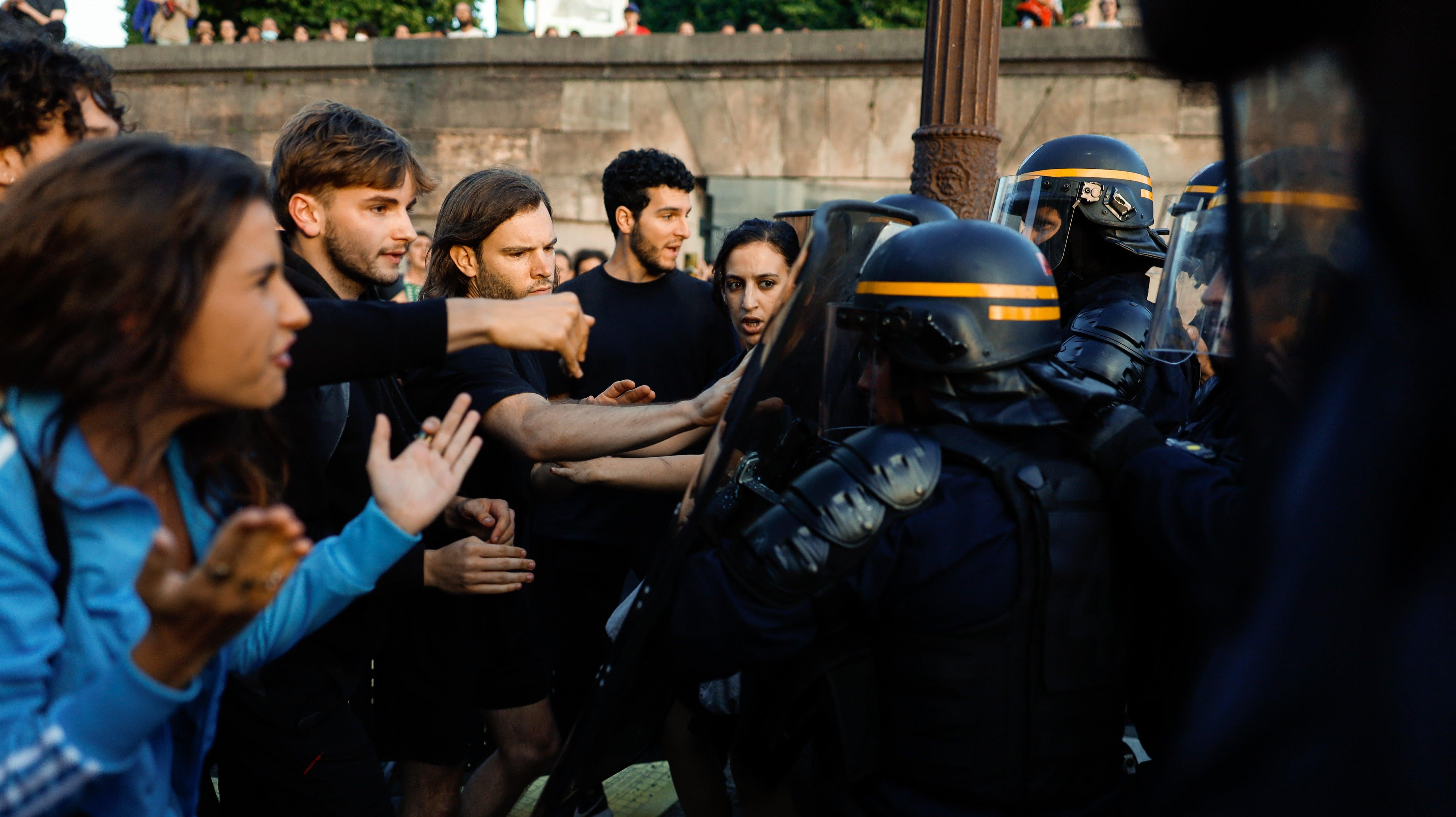 متظاهرون اشتبكوا مع الشرطة في نانتير بفرنسا الأسبوع الماضي بعد مقتل نائل مرزوق.