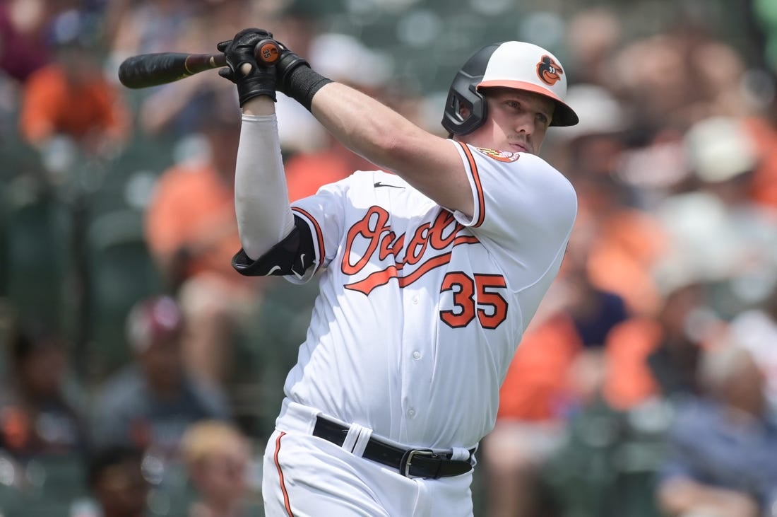 2 يوليو 2023 ؛  بالتيمور ، ماريلاند ، الولايات المتحدة الأمريكية ؛  يتأرجح صائد Baltimore Orioles Adley Rutschman (35) أثناء وقوفه بجانب الدائرة الموجودة على سطح السفينة خلال الشوط الثالث من المباراة ضد Minnesota Twins في Oriole Park في Camden Yards.