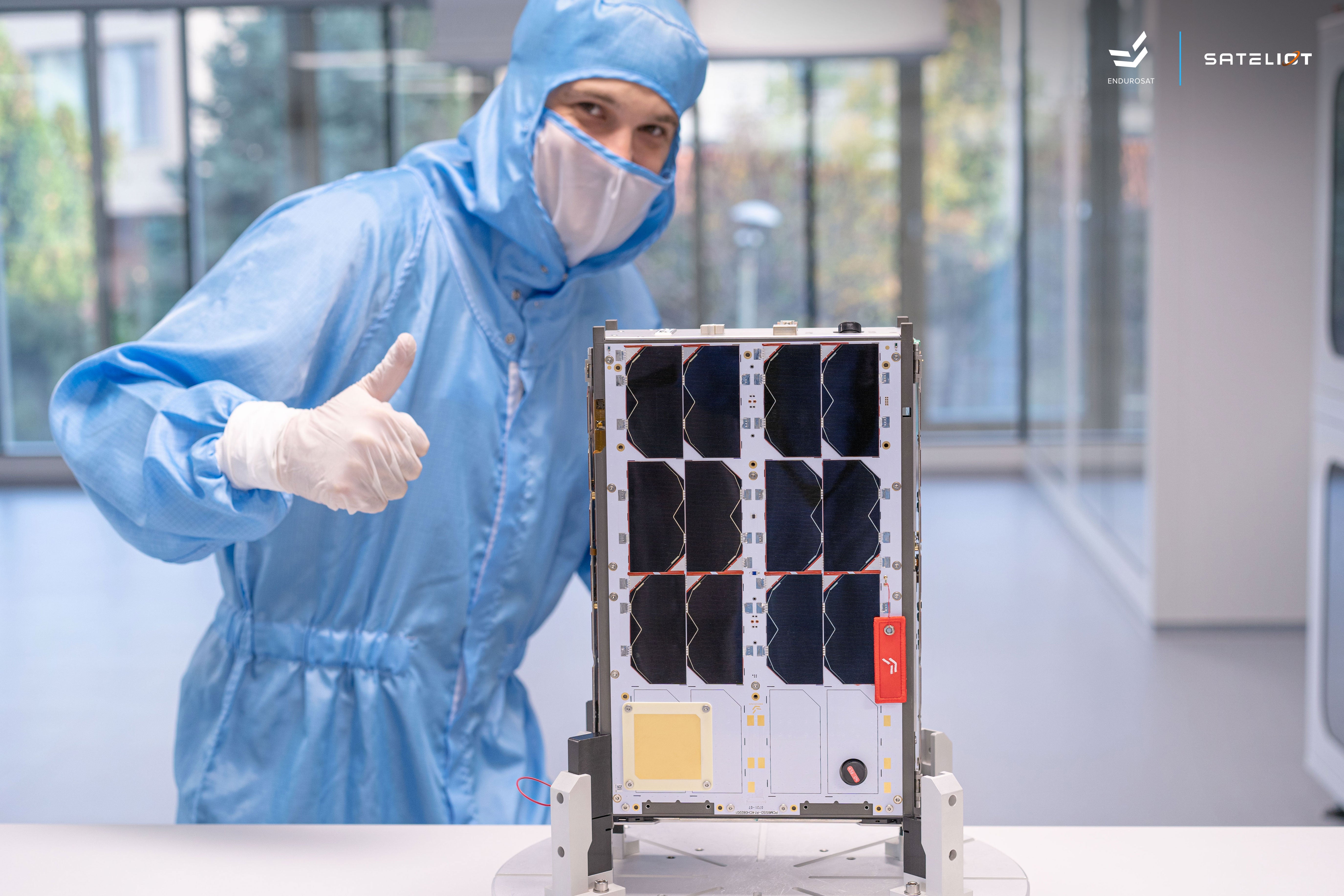 صورة لقمر Sateliot's GroundBreaker الصغير بجوار شخص.