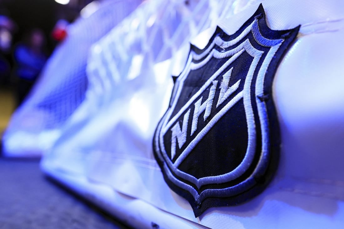 24 مارس 2023 ؛  كولومبوس ، أوهايو ، الولايات المتحدة الأمريكية ؛  يظهر شعار NHL على شبكة اللعبة قبل المباراة بين New York Islanders و Columbus Blue Jackets في Nationwide Arena.