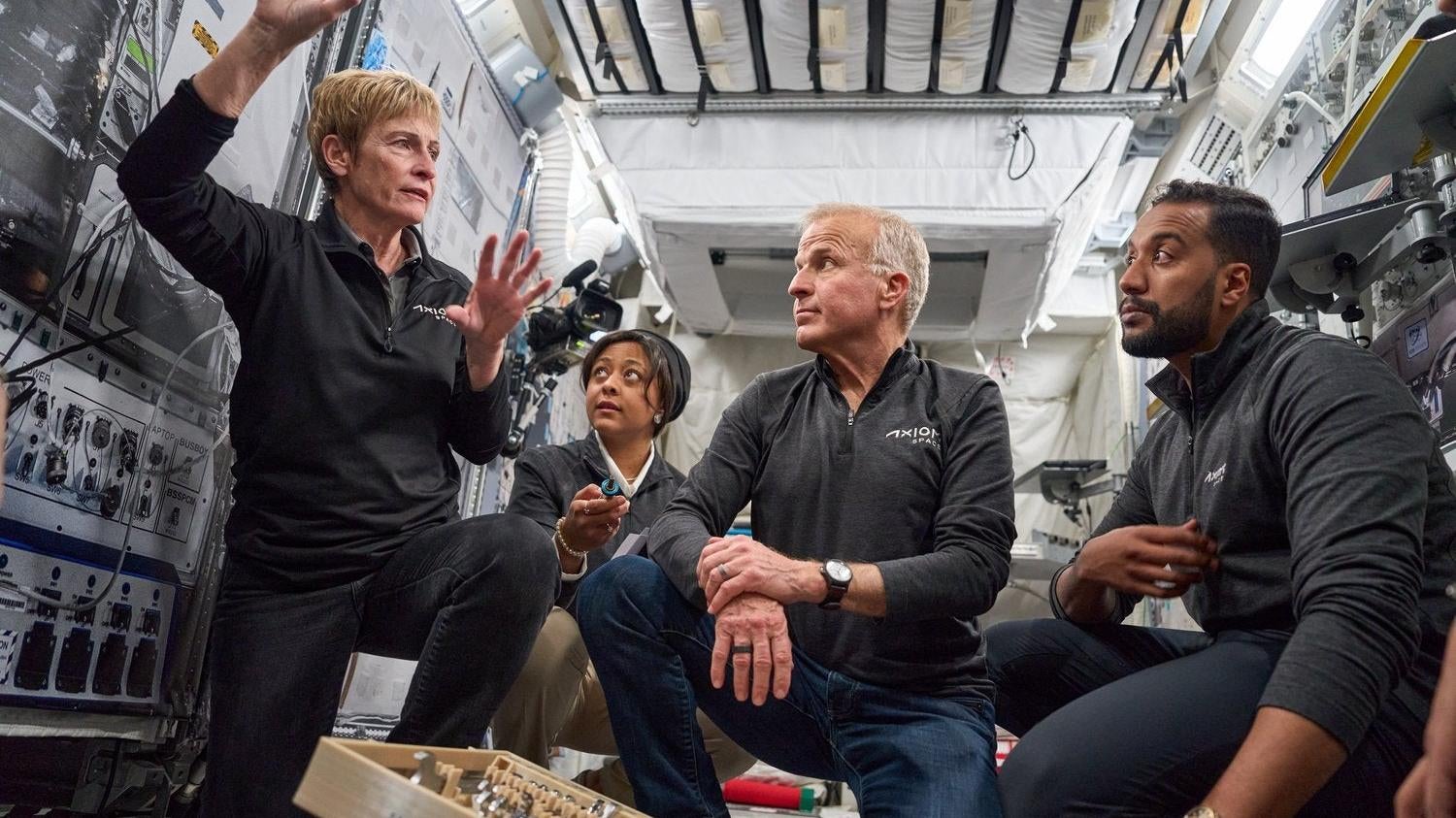 يتدرب الطاقم المكون من أربعة أشخاص قبل مهمتهم في محطة الفضاء الدولية.