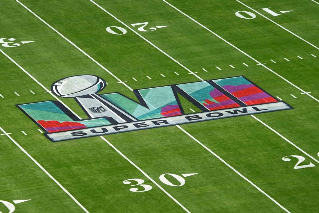 12 فبراير 2023 ؛  جلينديل ، أريزونا ، الولايات المتحدة الأمريكية ؛  شعار Super Bowl LVII في الملعب أثناء Super Bowl 57 في ستيت فارم ستاديوم.  هزم The Chiefs النسور 38-35.