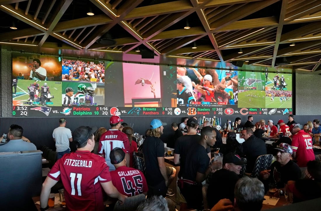 11 سبتمبر 2022 ؛  جلينديل ، أريزونا ، الولايات المتحدة الأمريكية ؛  تم افتتاح BetMGM Sportsbook للعمل خلال افتتاح الموسم بين Kansas City Chiefs و Arizona Cardinals في Great Lawn خارج ملعب State Farm.